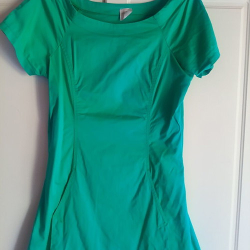 Women's dress new, size M, green