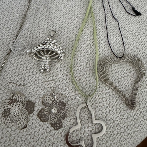 Necklaces and earrings set like new, multicolor, 5 necklaces and 1 pair of earrings