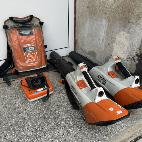 STIHL AR 3000 battery with charger used, missing connecting cable