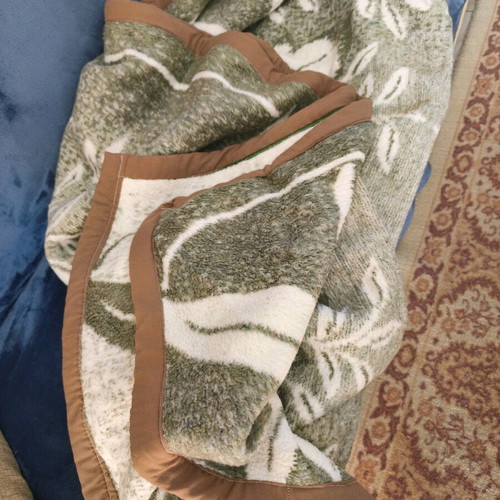 Blanket light green with flower patterns vintage like new, very warm