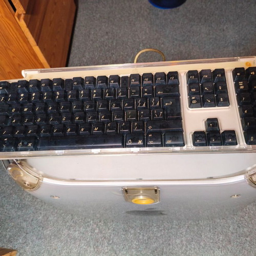Apple Power Mac G4 desktop with keyboard