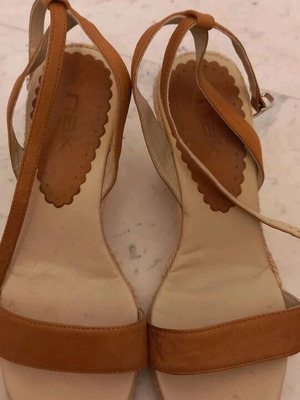 Nak beige sandals like new, size 39