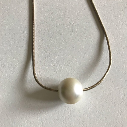 Necklace thin choker with adjustable pearl, matte gold chain like new