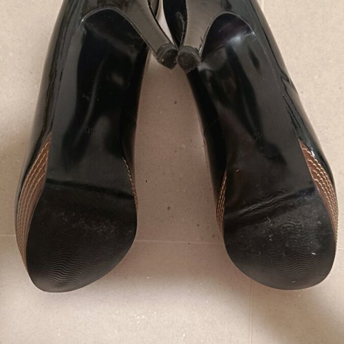 Adolfo Dominguez black patent 12cm pumps like new