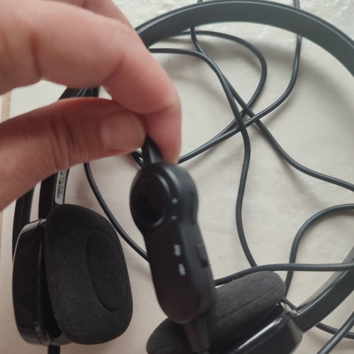 Logitech H151 Headphones with Microphone and 3.5mm Jack like new