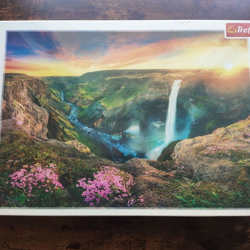 Puzzle 2000 pieces new with dimensions 96.1x68.2cm