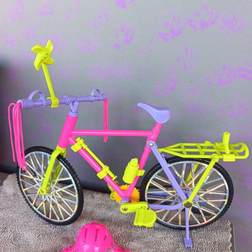 Vintage Barbie Bicyclin 1993 Mattel doll with articulated joints, bike & accessories like new