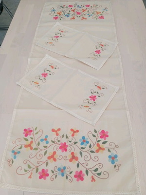 Set of colorful table runner and two placemats like new