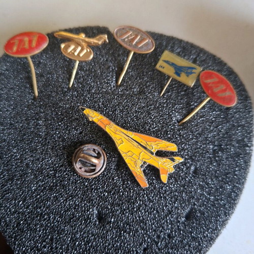 Lapel pins like new from old airline company