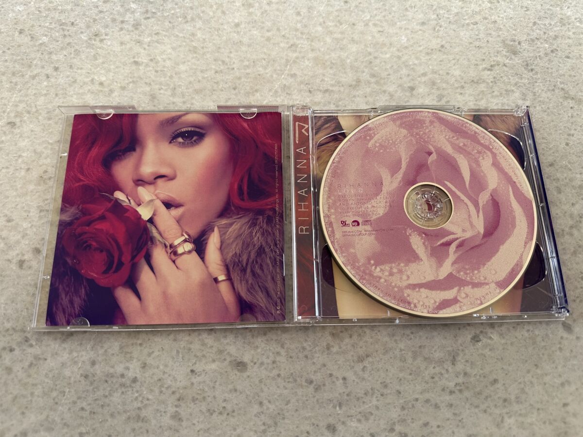 Rihanna Loud Deluxe Edition CD and DVD… - € 48,00 - Vendora.cy