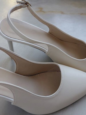 White women's pumps size 38, brand new