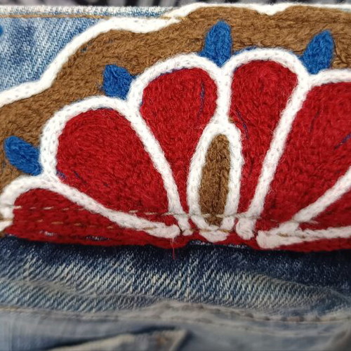 Desigual jeans with embroidered waist, like new