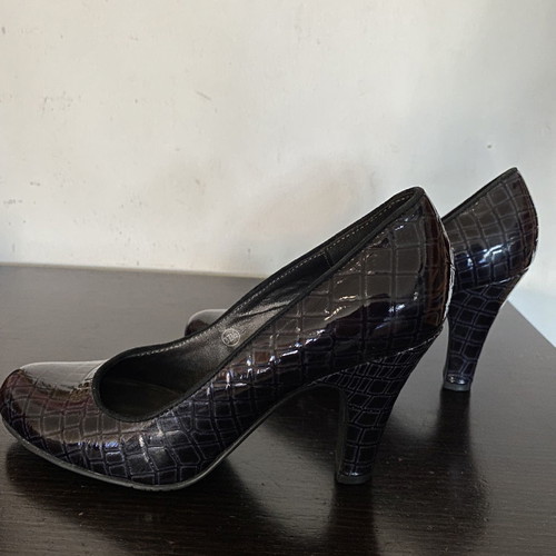 CaFeNoir black patent leather pumps used with croco pattern, size 37.5