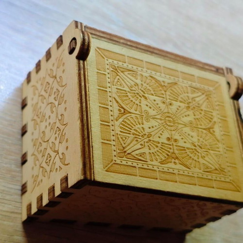 Wooden Queen Music Box like new with hand crank and engraved design