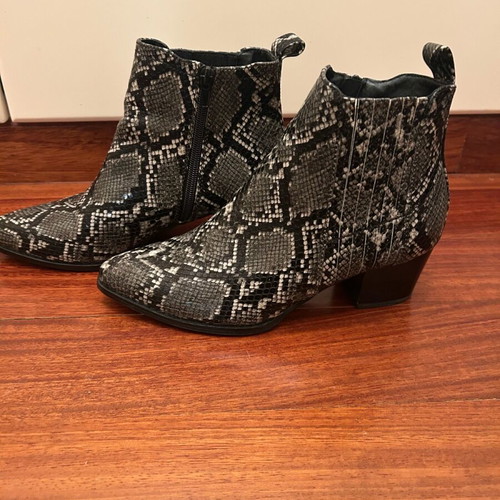 Snail print ankle boots like new, in grey and black