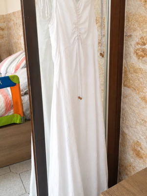 Maxi white dress like new, size M/L, v-neck, lightweight fabric