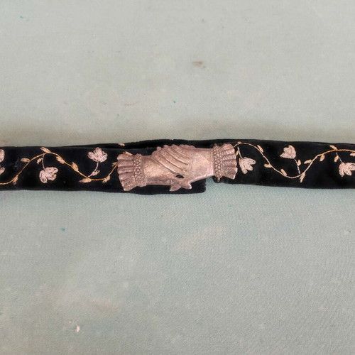 Embroidered velvet belt with silver clasp, two hands