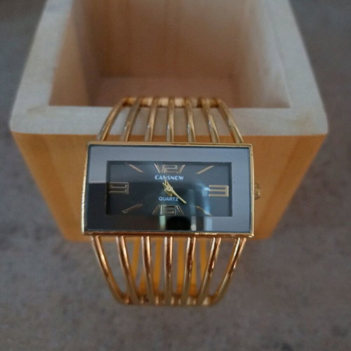 Women's wristwatch handcuff style new gold