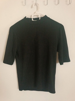 Stradivarius black ribbed top with half sleeves like new
