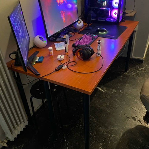 Computer desk with adjustable legs like new