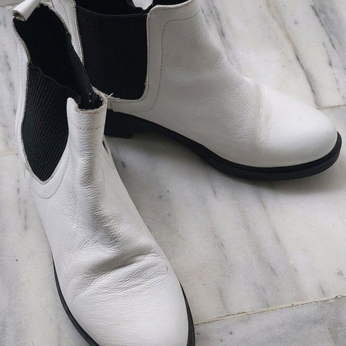 Women's white leather boots like new, size 39