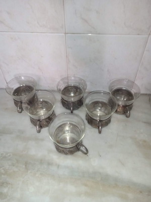 Σετ 6 γυάλινα φλυτζάνια - το ένα είναι σπασμένο/κολλημένο. Τιμή 90 ευρώ.