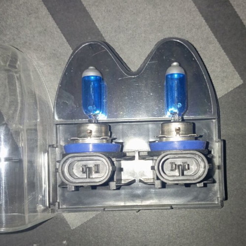 H11 Xenon bulbs like new with two pairs of simple H11 bulbs as gift