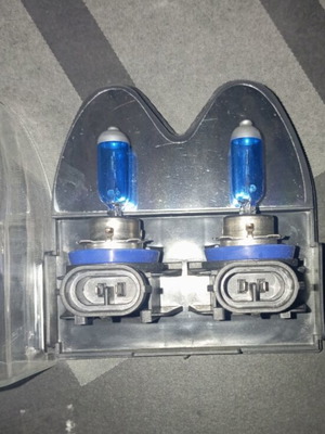 H11 Xenon bulbs like new with two pairs of simple H11 bulbs as gift