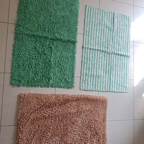 Set of 3 bath mats like new, soft and absorbent