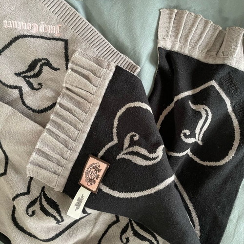 Juicy Couture set with scarf, gloves and hat like new