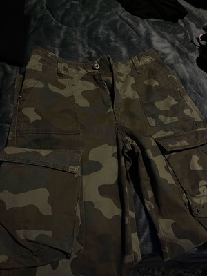 Bershka дамски карго панталон като нов, размер 38, камуфлаж