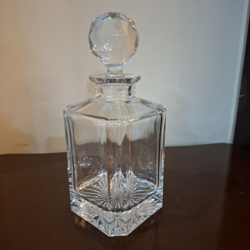 Crystal decanter like new with faceted stopper and starburst pattern