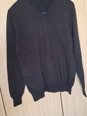 Don Hering London men's thin knitted V-neck sweater like new, gray size M