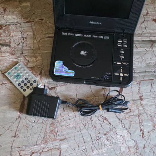 Mustek portable DVD player used for spare parts with remote and charger