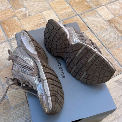 Balenciaga athletic shoes 3XL like new, taupe mix, size 41