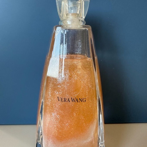Vera Wang shimmer oil like new, slight missing content
