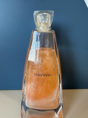 Vera Wang shimmer oil like new, slight missing content