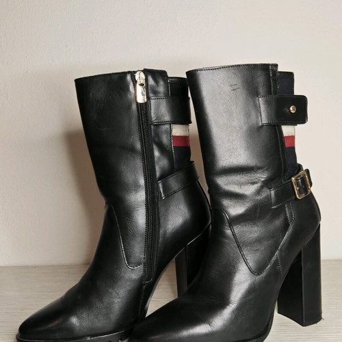 Tommy Hilfiger black leather boots like new
