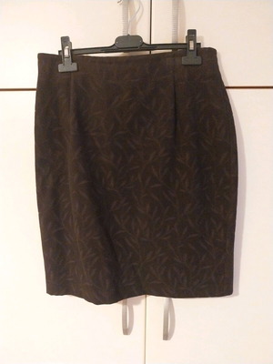 Brown skirt size M like new with embossed leaf pattern