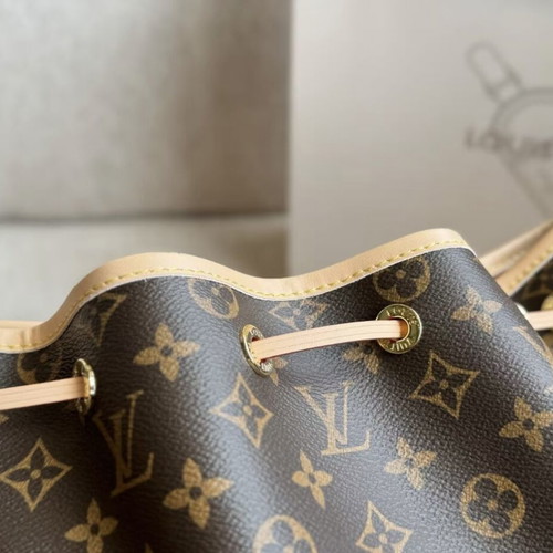 Louis Vuitton Noé Monogram Canvas shoulder bag like new, beige and brown
