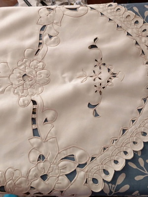 Tablecloth set like new with 4 napkins and runner