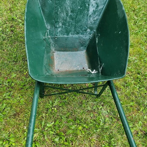 Garden wheelbarrow used with rust holes, sturdy frame and functional wheel