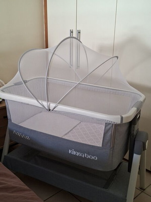 Kikka Boo Nanna бебешко креватче като ново с място за съхранение и мрежа против комари