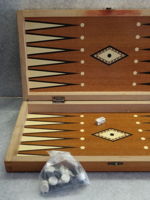 Επιτραπέζιο τάβλι μεταχειρισμένο, ξύλινο με πούλια και ζάρια