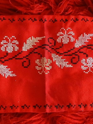 Handmade Table Linen like new, embroidered doily 0.33m x 0.18m
