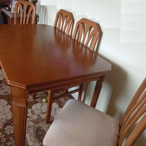 Wooden extendable dining table with four chairs like new