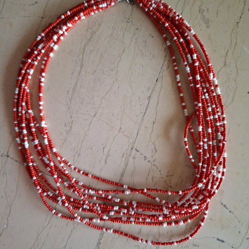 Necklace like new with 10 strands of small coral and white beads