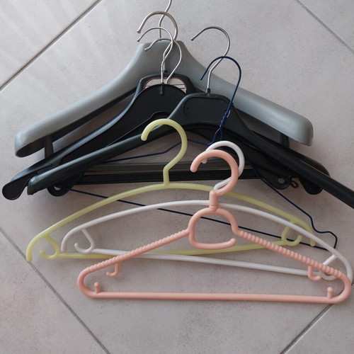 Clothes hangers set of 9, like new, plastic and metal