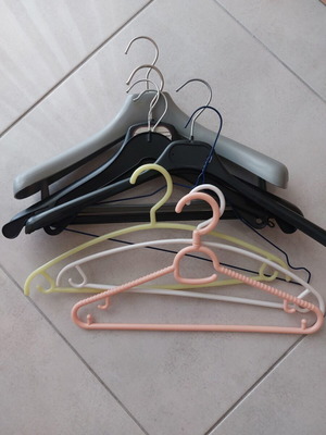 Clothes hangers set of 9, like new, plastic and metal