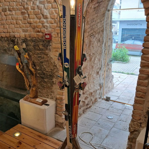 Ski floor lamp with skis like new, decorative